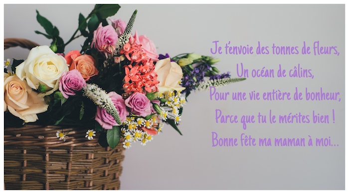 Basket de fleurs, roses et autres fleurs d'été, citation à envoyer à sa mère pour la saluer pour sa fête, envoyer message à maman, bonne fete maman