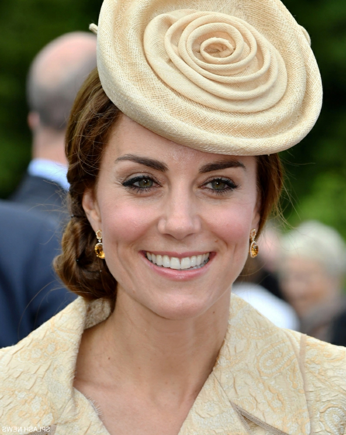 chapeau bibi en forme de rose, Kate Middleton, chignon bas, veste couleur crème