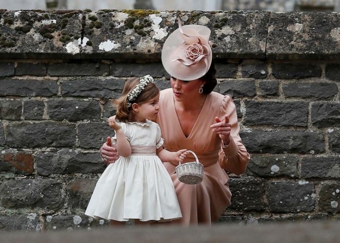 Kate Middleton en robe couleur rose pêche, chapeau femme ceremonie, petite princesse en robe blanche