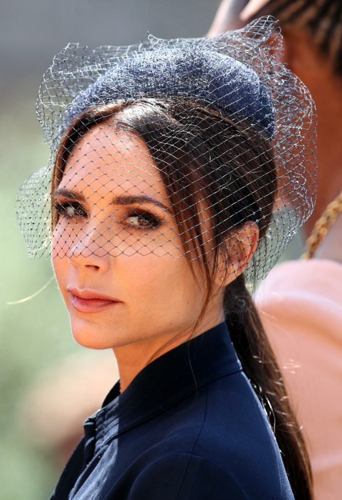 chapeau femme mariage, voilette cage, Victoria Beckham, tenue élégante noire
