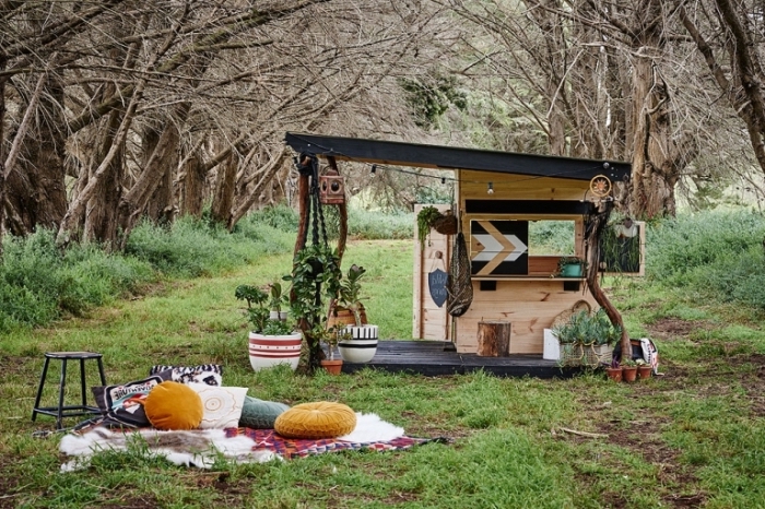 diy maison bois avec terrasse et toit en noir, idée abri de jardin de style hippie chic, idée cabane en palette ou bois recyclé