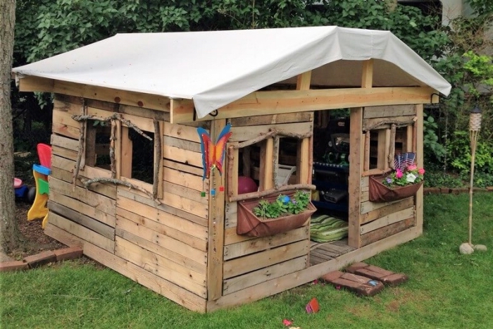 fabriquer une maison en bois soi-même pas cher, comment construire une cabane pour jeux d'enfant extérieur