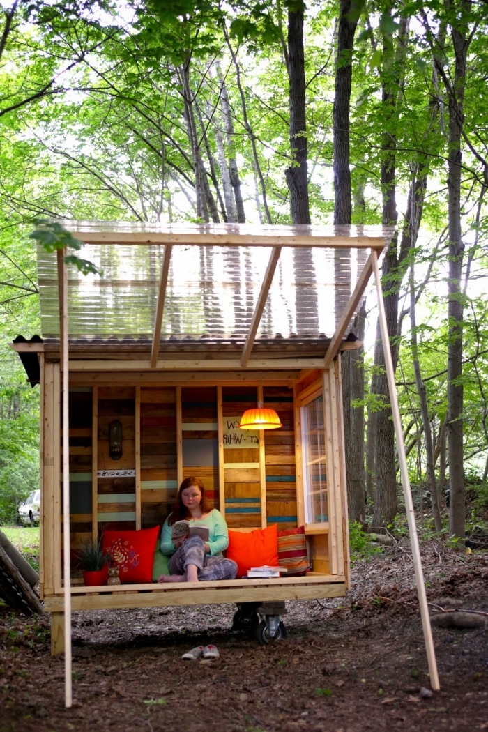 comment faire une maison en palette ou bois recyclé, idée coin de lecture pour jardin à faire soi-même, bricolage jardin avec bois