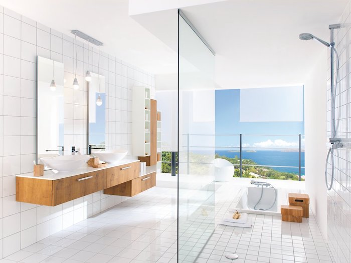 Belle vue de la mer de la salle de bain en bois et blanc, les plus belles salles de bain modernes, modèle de la pièce