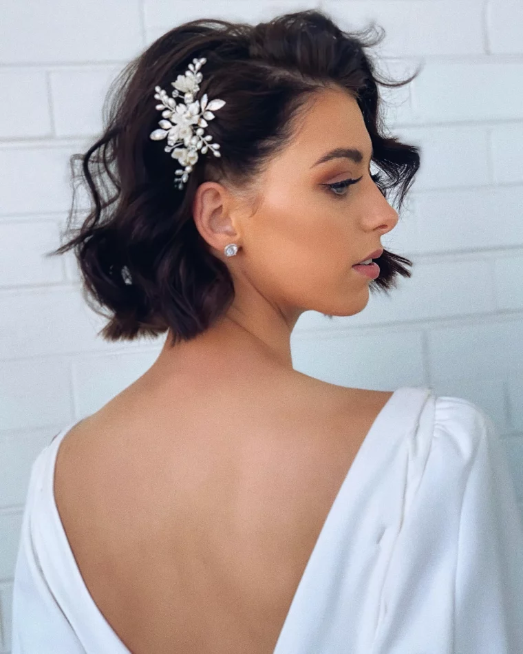 accessoire pour cheveux branche fleurs blanches robe dos nu