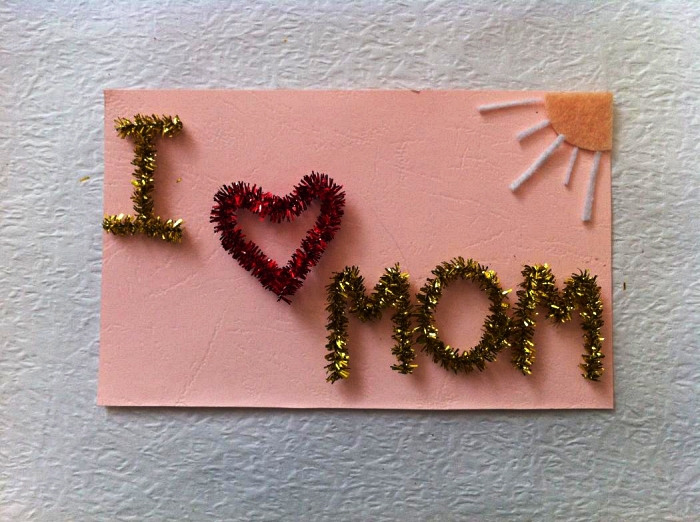 idée de cadeau pour la fête des mères à faire soi-même en maternelle, une carte bonne fête maman décorée de chenilles métallisées et d'un soleil en feutre