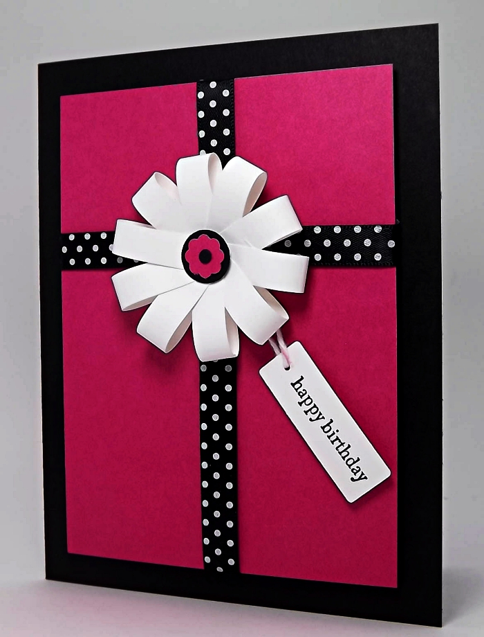 faire une carte d'anniversaire avec motif fleur en 3d, carte de voeux personnalisée en rose et noir décorée de fleurs en papier 3d et d'étiquette joyeux anniversaire
