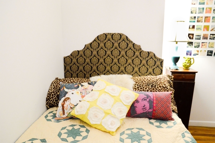idée diy déco chambre facile, réaliser une tête de lit en papier peint, revêtement plancher bois dans une chambre blanche