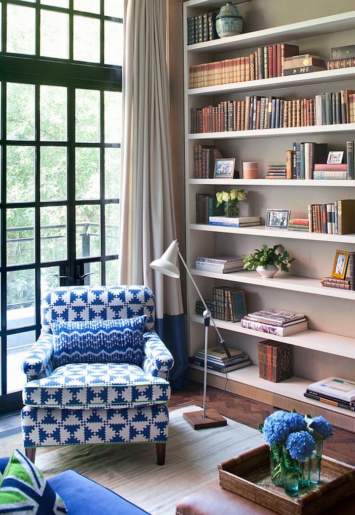 Fauteuil bleu et blanc style vintage, vase verre avec hortensia bleus idée comment ranger sa chambre, bibliothèque bien rangée, coin lecture