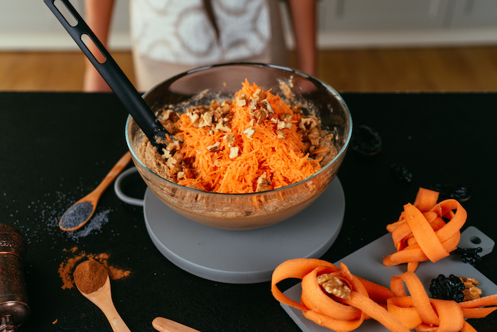 ajouter les noix concassées aux carottes pour faire un gateau carotte sans gluten, idée recette sans gluten facile