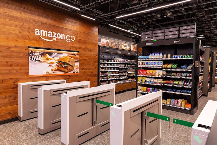 photo intérieur boutique Amazon Go sans caisse mais qui devrait installer des moyens de paiement traditionnels
