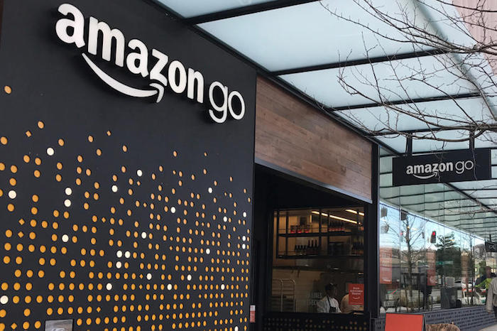 photo devanture magasin Amazon Go sans caisse qui devrait instaurer les paiements par cash et carte bientôt