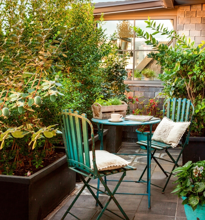 comment décorer un petit coin extérieur dans son jardin, meubles de jardin de style vintage en vert, idée coin repos dans le jardin