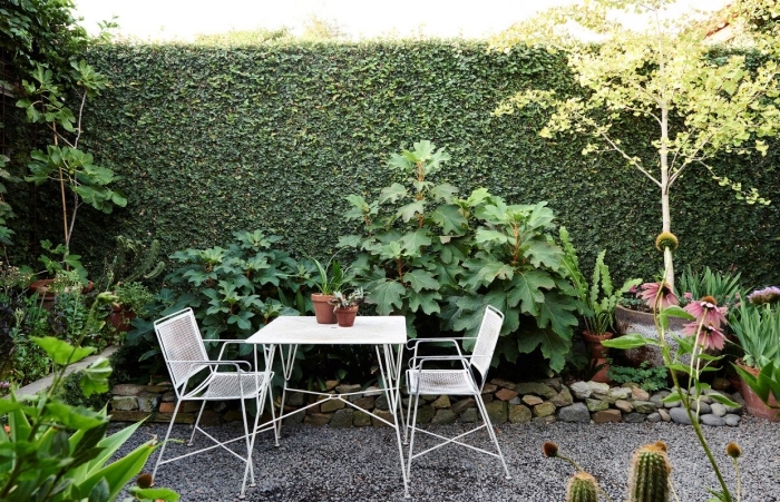 comment aménager son jardin, meuble de jardin chaises et table blancs, quelles plantes pour jardin, mur avec plantes grimpantes 