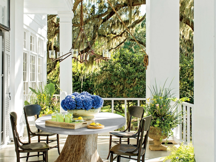 veranda ouverte sur terrasse, table basse blanche, chaises rétro de bois foncé, construire une veranda blanche