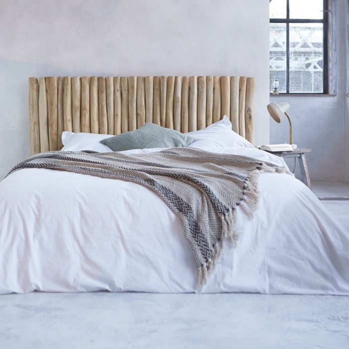 réaliser une jolie tete de lit bois flotté, peinture à effet béton ciré pour la chambre à coucher, modèle lampe de chevet blanche