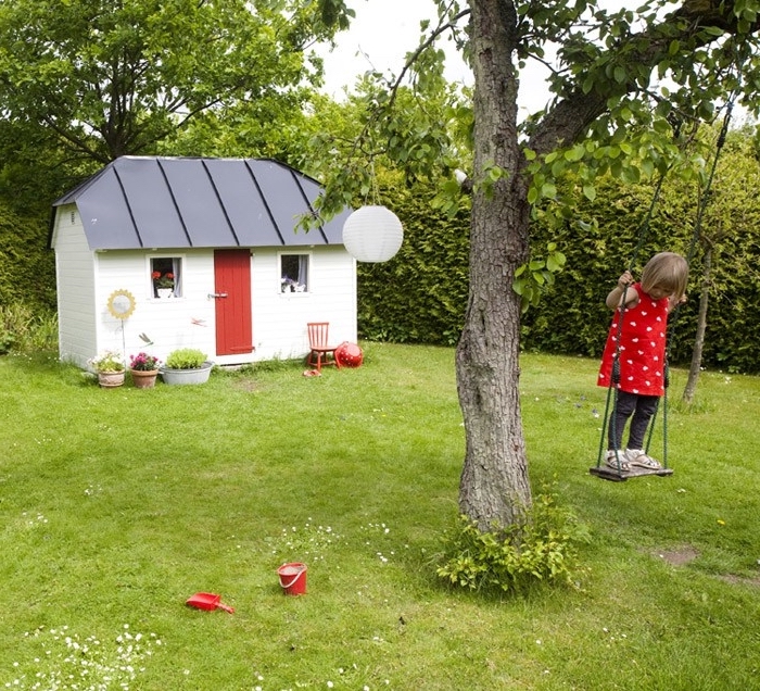 construire une cabane avec des palettes, exemple de construction de jardin aux murs blancs avec porte rouge