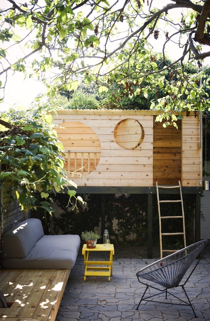 comment décorer sa cour arrière avec petite maison bois DIY, espace jeux d'enfant extérieur à faire soi même