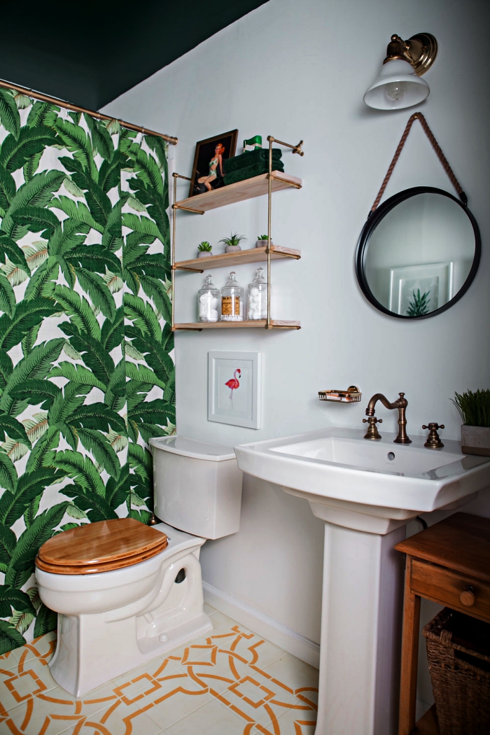 aménagement d'une petite salle de bain 4m2 aux avec rideau de douche à motifs tropicaux qui s'harmonise avec les carreaux de ciment vintage graphique du sol