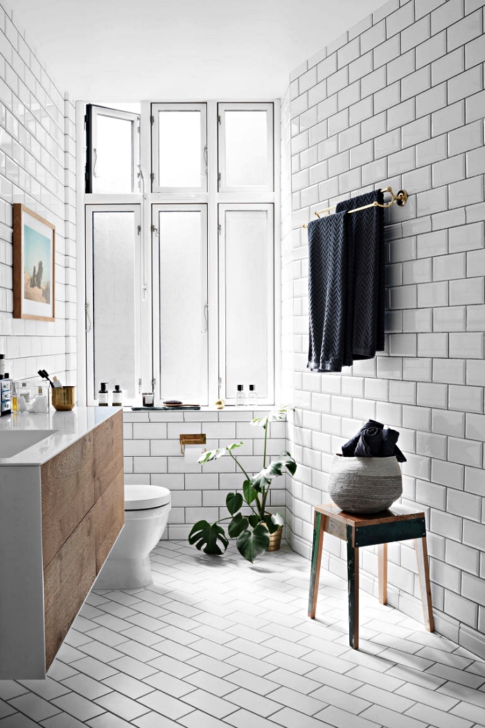 aménagement d'une petite salle de bain 5m2 dans un style scandinave épuré, carrelage métro blancs adouci par quelques accents en bois et noir