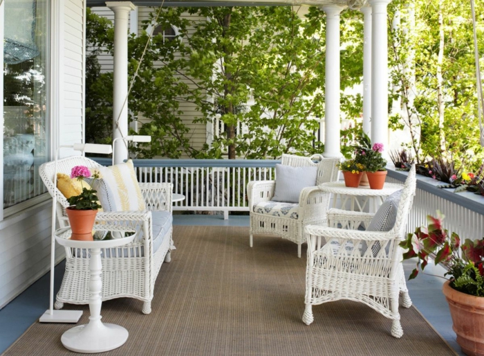 deco veranda ouverte, chaises tressées blanches, tapis beige, vérnda ouverte, fleurs en pots