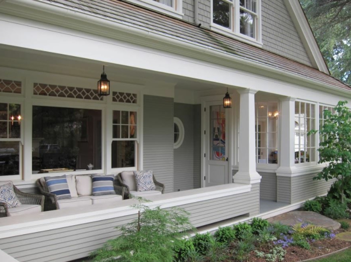 modele de veranda sur terrasse, lanternes suspendues, sofa et coussins déco, maison en gris et blanc