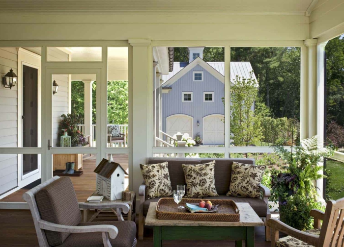 décorer sa terrasse, salon de jardin, chaises, sofa, coussins déco, grandes fenêtres