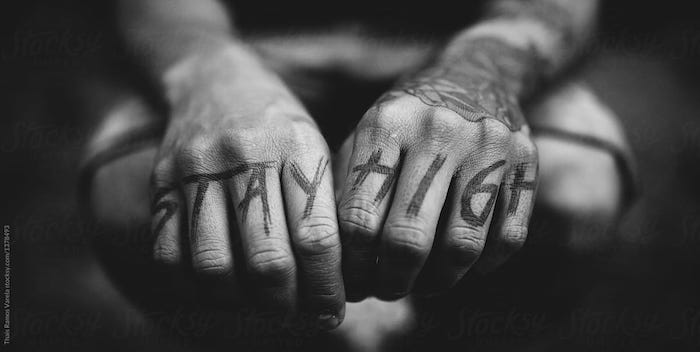 Mains tatoués, chaque doigt un lettre, phrase tatouage, inspiration tatouage avant bras et tatouages sur les doigts ,