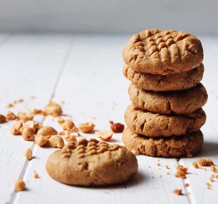 idee de biscuits au beurre de cacahuètes, exemple de recette sucrée keto de petit dejeuner 