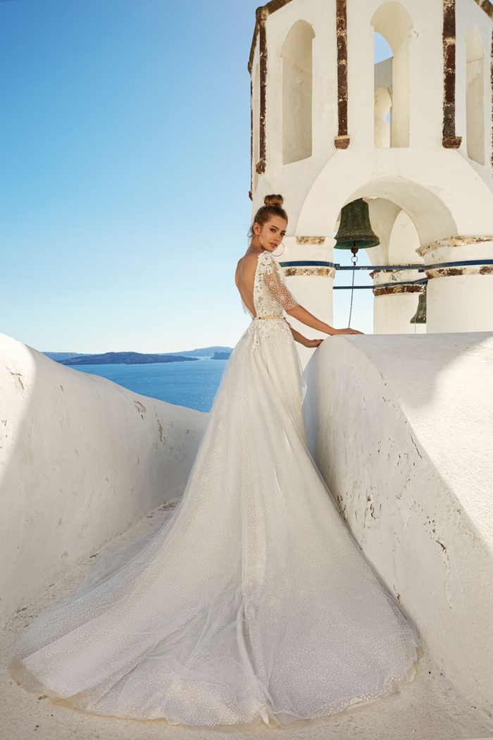 Photographie de mariage Santorin, Grèce, femme au bord de la mer, robe de mariage princesse, mode et beauté pour les jeunes mariées
