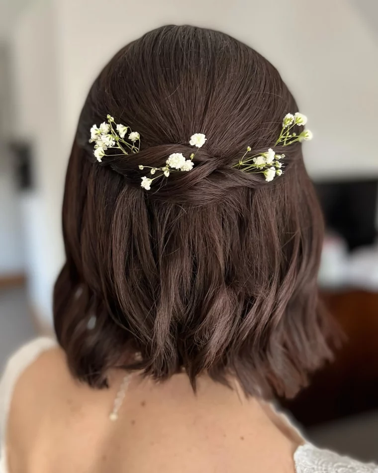 boheme coiffure mariage cheveux mi long branches fleurs blanches