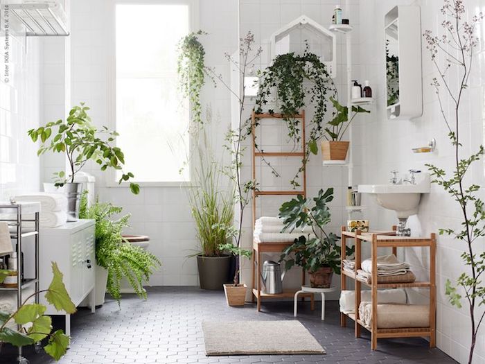 Belle salle de bain blanche et bois, salle de bain moderne au style bohème avec beaucoup de plantes vertes, déco scandinave