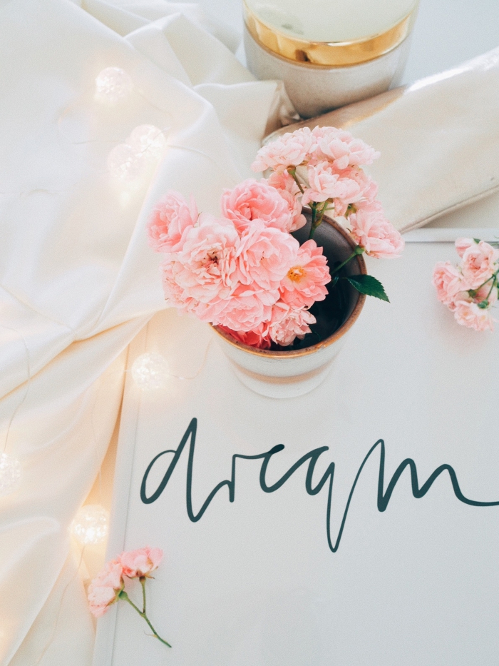 comment personnaliser son écran avec photo stylée, joli fond d écran smartphone avec bouquet de fleurs et lumière romantique