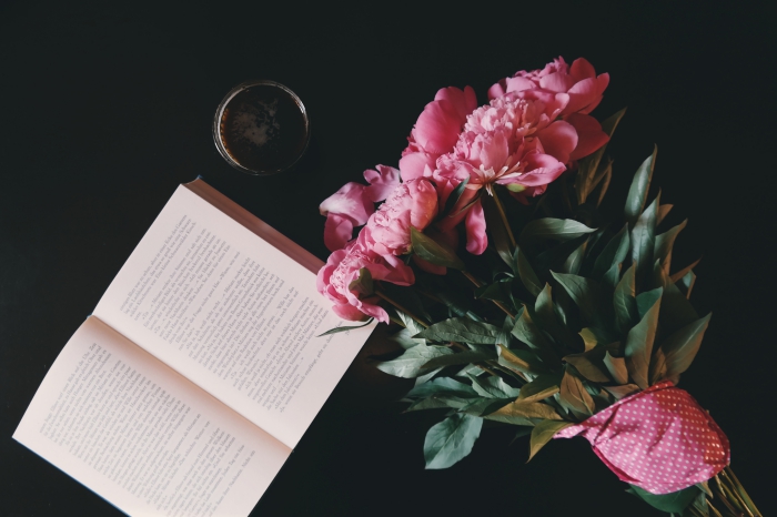 exemple de fond d écran stylé en noir avec livre et bouquet de fleurs roses en avant plan, idée photo stylée pour wallpaper fille