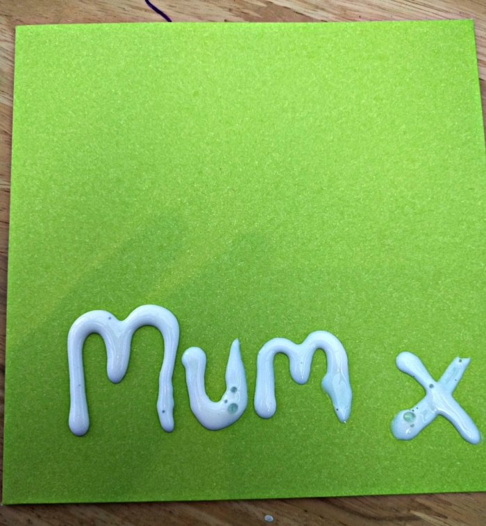 comment faire une carte facile pour la fête des mères dans l'école maternelle, carte de voeux décorée avec de la colle blanche et des paillettes