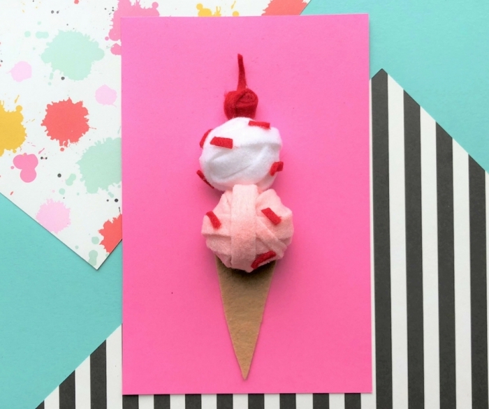 carte anniversaire fille en papier rose décorée avec un cornet de glace en feutre ou en laine