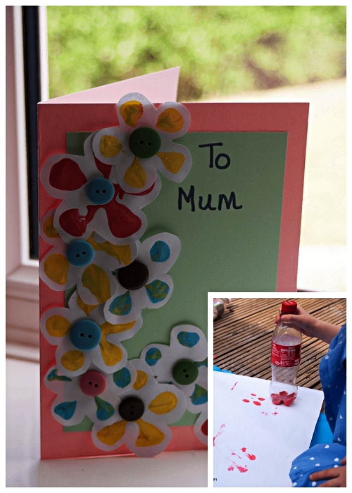 caidée de cadeau fête des mères à fabriquer soi-même, carte fête des mères bicolore avec des fleurs empreintes d'une bouteille en plastique