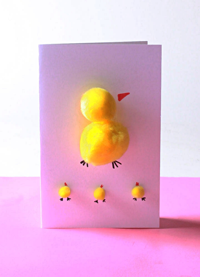 jolie carte personnalisée pour la fête des mères à faire avec les tout petits, carte avec poussins en pompons à offrir pour la fête des mères