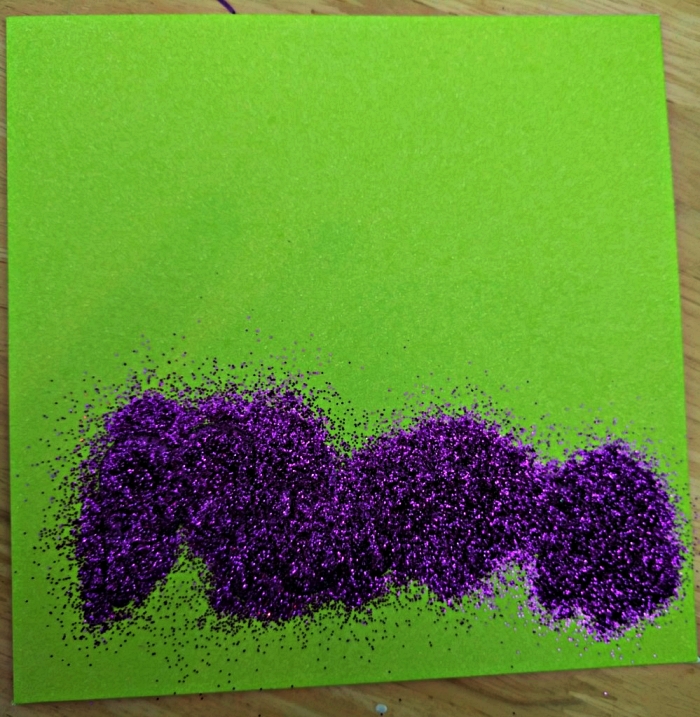 comment faire une carte pour la fête des mères à l'école maternelle, idée de carte personnalisée décorée d'une fleur séchée et d'un message pailleté