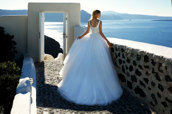 Santorin mariage belle vue de la mer et les iles Grecques, robe de mariee romantique, les modernes princesses, cool idée