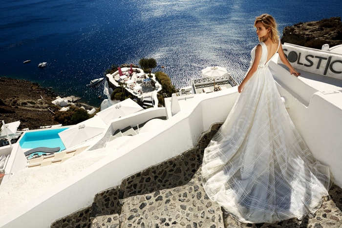 Belle vue de la mer en grece, robe originale avec motif carré, robe de mariee romantique, les modernes princesses, cool idée