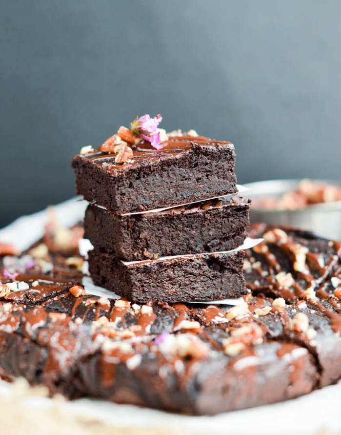 gateau healthy maison, brownies à l'avocat et cacao, exemple de dessert simple et rapide a preparer