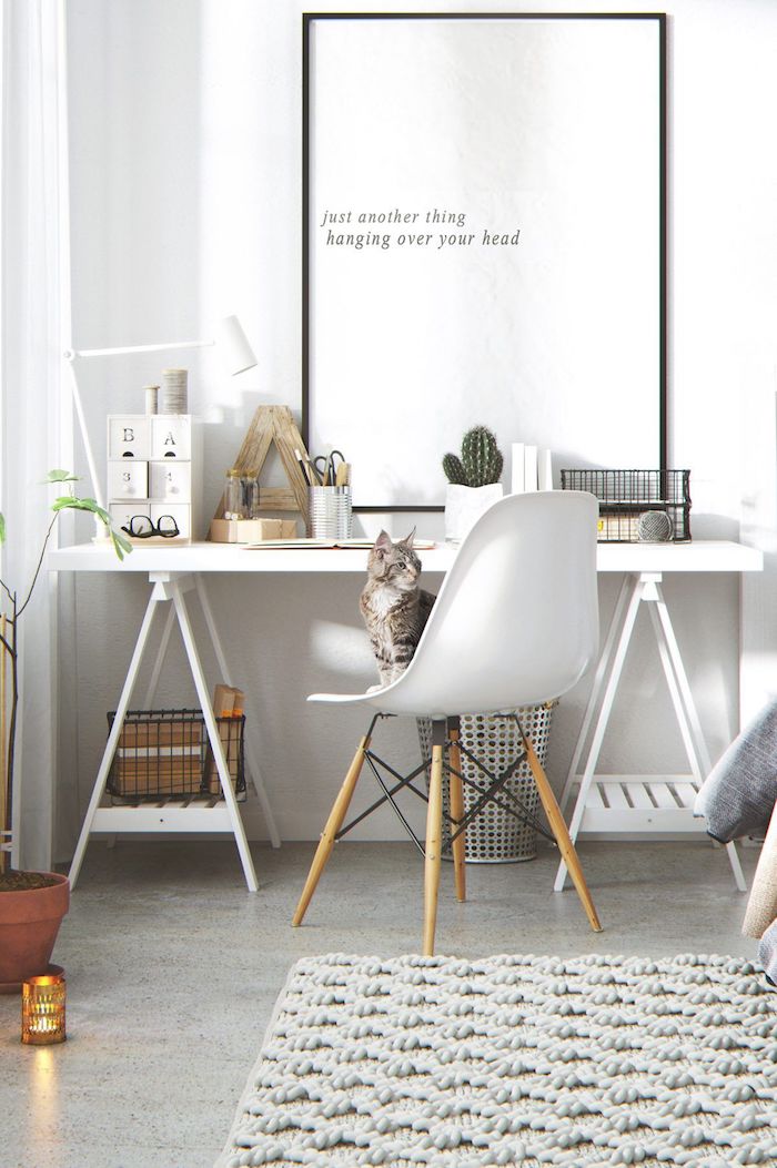 Tableau blanc avec phrase sur le bureau, cactus mignon décoratif, chat sur la chaise, belle chambre 9m2, idée rangement chambre, design d'intérieur