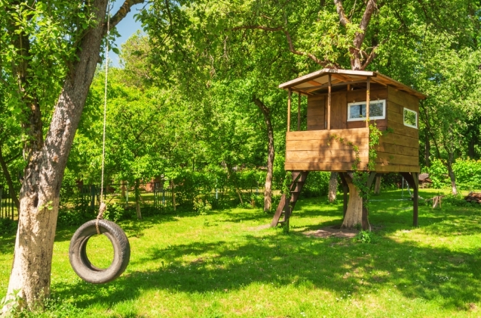 comment faire une cabane sympa pas cher pour son jardin, petite maison de bois avec échelle et toit en bois