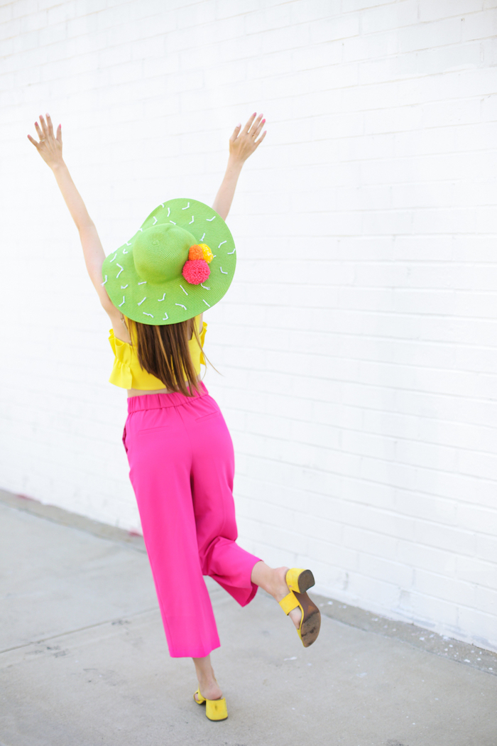 pantalon femme en rose fuschia combiné avec top jaune, cadeau a fabriquer soi meme, exemple de capeline décoré à design cactus