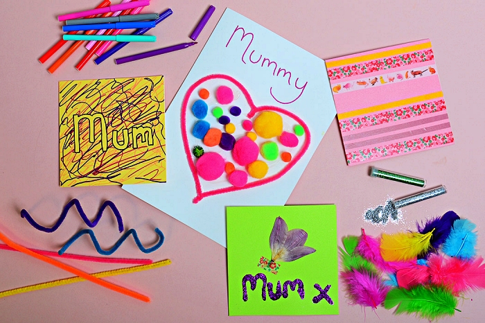 carte pour la fête des mères avec un grand coeur rose en cure-pipe rempli de pompons multicolores, idée activité manuelle facile 3-5 ans à l'occasion de la fête des mères