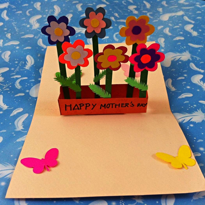idée de cadeau fête des mères maternelle à faire avec les enfants, carte pop-up faite-maison fleurs en pots, décorée de papillons en papier