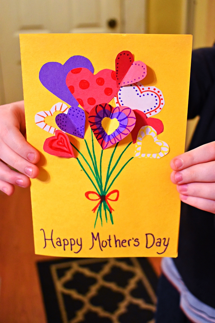 bricolage fête des mères pour tout petit, carte faite-maison à l'occasion de la fête avec des coeurs en papier façon bouquet de fleurs