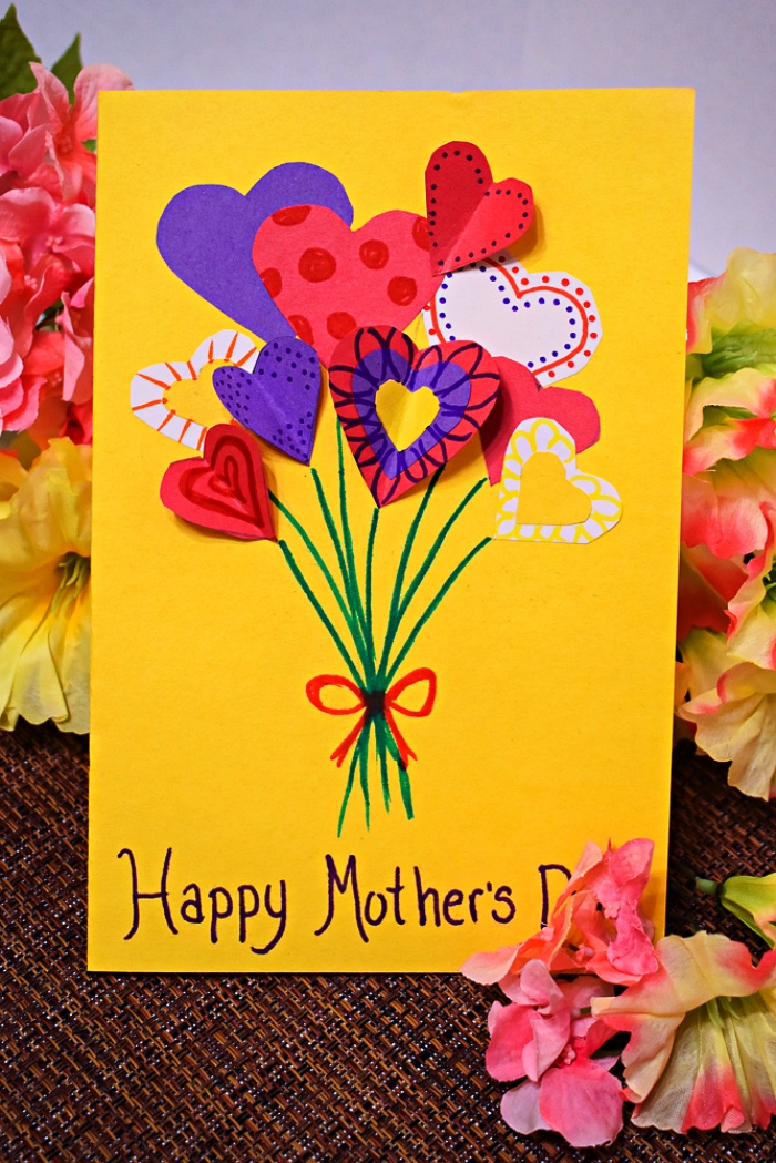jeu de découpe pour faire une carte de voeux pour la fête des mères, carte bonne fête maman avec des fleurs coeurs en papier