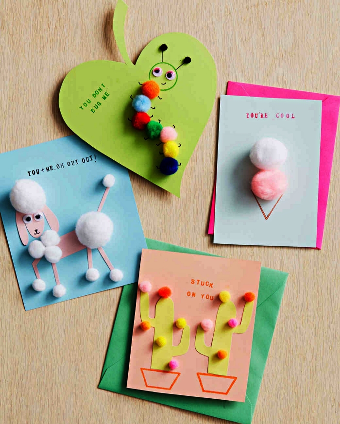 quatre modèles de cartes de voeux à l'occasion de la fête des mères avec une jolie décoration de pompons en forme d'animaux, de glace et de cactus